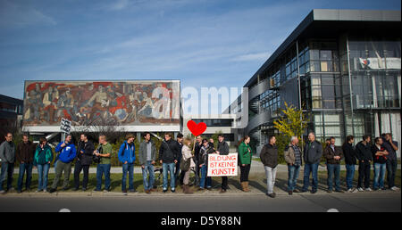 Studenten und Mitarbeiter der Brandenburgischen Technischen Universität (BTU) bildeten eine Menschenkette gegen Pläne zur BTU mit Hochschule Lausitz in Senftenberg vor dem Universitätsgebäude in Cottbus, Deutschland, 17. Oktober 2012 fusionieren zu protestieren. Die Brandenburger Landesregierung hat grünes Licht für die Pläne, eine neue Universität, Og bilden die zwei vorhandenen gegeben. Die neuen univer Stockfoto