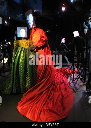 Ein grünes Kleid und einem roten Umhang aus dem Film "Bram Stokers Dracula" von 1992 sind auf dem Display während einer Vorschau der Ausstellung "Hollywood Kostüme" im Victoria and Albert Museum in London, Großbritannien, 17. Oktober 2012. Foto: Britta Guerke Stockfoto