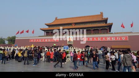 Viele Touristen stehen vor dem Haupteingang zur verbotenen Stadt, die ein Porträt von Mao Zedong in Peking, China, 12. Oktober 2012 trägt. Foto: Rainer Jensen Stockfoto