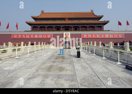 Ein Soldat steht vor dem Haupteingang zur verbotenen Stadt, die ein Porträt von Mao Zedong in Peking, China, 12. Oktober 2012 trägt. Foto: Rainer Jensen Stockfoto