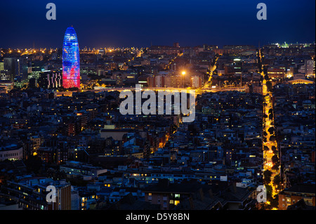 Skyline von Barcelona mit Torre Agbar bei Dämmerung, Barcelona, Spanien Stockfoto