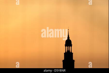 (Dpa-Datei) - ein Datei-Bild vom 17. Mai 2010 zeigt die St.Michaelis-Kirche, auch bekannt als Michel in Hamburg, Deutschland. Der Hamburger Michel feiert seinen 250. Geburtstag am 19. Oktober 2012. Foto: Maurizio Gambarini Stockfoto