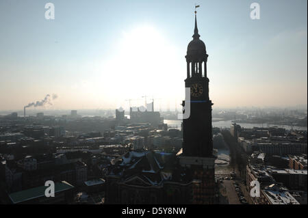 (Dpa-Datei) - ein Datei-Bild vom 31. Januar 2012 zeigt die St.Michaelis-Kirche, auch bekannt als Michel in Hamburg, Deutschland. Der Hamburger Michel feiert seinen 250. Geburtstag am 19. Oktober 2012. Foto: Christian Charisius Stockfoto