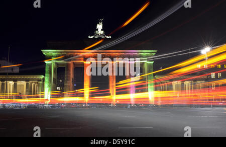 Autos fahren vorbei am Brandenburger Tor in Berlin, Deutschland, 18. Oktober 2012. Gebäude in Berlin sind während des Festival of Lights bis 20. Oktober 2012 beleuchtet. Foto: Rainer Jensen (im Bild mit Langzeitbelichtung) Stockfoto