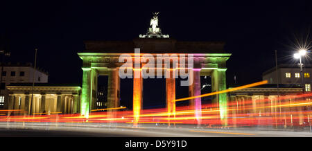 Autos fahren vorbei am Brandenburger Tor in Berlin, Deutschland, 18. Oktober 2012. Gebäude in Berlin sind während des Festival of Lights bis 20. Oktober 2012 beleuchtet. Foto: Rainer Jensen (im Bild mit Langzeitbelichtung) Stockfoto