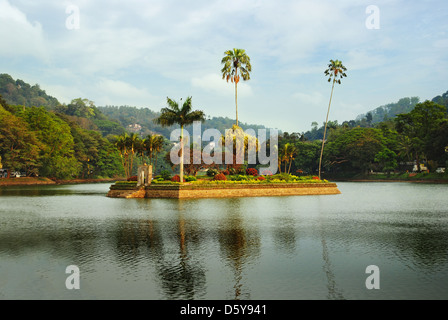 Gehäuse des Königshauses Sommer Insel ist mitten auf dem See von Kandy, Sri Lanka Stockfoto