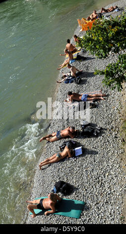 Sonnenanbeter liegen auf der Isar Strand in München, Deutschland, 18. Oktober 2012. Foto: Frank Leonhardt Stockfoto