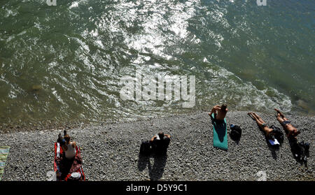 Sonnenanbeter liegen auf der Isar Strand in München, Deutschland, 18. Oktober 2012. Foto: Frank Leonhardt Stockfoto