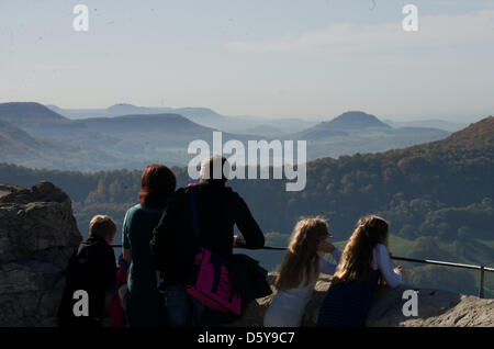 Menschen genießen die Aussicht von der Burgruine Hohenneuffen am Rande der Schwäbischen Alb in Neuffen, Deutschland, 19. Oktober 2012. Foto. Marijan Murat Stockfoto