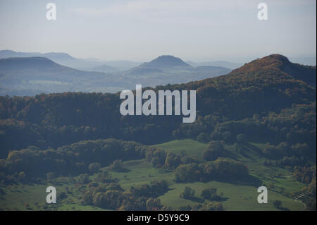 Herbstlaub im Wald sind von der Burgruine Hohenneuffen am Rande der Schwäbischen Alb in Neuffen, Deutschland, 19. Oktober 2012 abgebildet. Foto. Marijan Murat Stockfoto