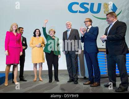 Justizminister von Bayern Beate Merk (L-R), Bundestag Abgeordnete Stefan Mueller, CSU Vize-Generalsekretärin Dorothee Baer, Bundeskanzlerin Angela Merkel, CSU Partei Vorsitzenden Horst Seehofer, CSU-Generalsekretär Alexander Dobrindt und CDU-Generalsekretär Hermann Groehe stehen auf der Bühne während dem CSU-Parteitag in München, Deutschland, 19. Oktober 2012. CSU-Vorsitzender Hor Stockfoto