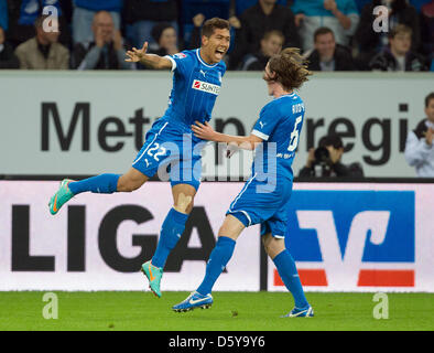 Hoffenheim Roberto Firmino (L) feiert seinen Treffer 1: 0 Sebastian Rudy während des deutschen Fußball-Bundesliga-Spiels zwischen TSG 1899 Hoffenheim und SpVgg Greuther Fürth am Rhein-Neckar-Arena in Sinsheim, Deutschland, 19. Oktober 2012. Foto: Uwe Anspach Stockfoto