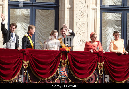 Frisch verheiratet: Prinz Guillaume, erblicher Großherzog von Luxemburg und Hereditary Grand Duchess Princess Stephanie (C) und Familienmitglieder, Prinzessin Alexandra, Prinz Felix (L-R), Großherzog Henri und Großherzogin Maria Teresa winken unzählige Wellwishers vom Balkon des Palais Grand Ducal in Luxemburg-Stadt, Samstag, 20. Oktober 2012. (L-R): Prinz Felix, Gran Stockfoto