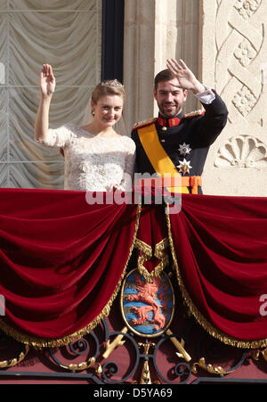 Frisch verheiratet: Prinz Guillaume, erblicher Großherzog von Luxemburg und erbliche Grand Duchess Prinzessin Stephanie Kuss auf dem Balkon des Palais Grand Ducal in Luxemburg-Stadt Samstag, 20. Oktober 2012. Foto: Thomas Frey dpa Stockfoto