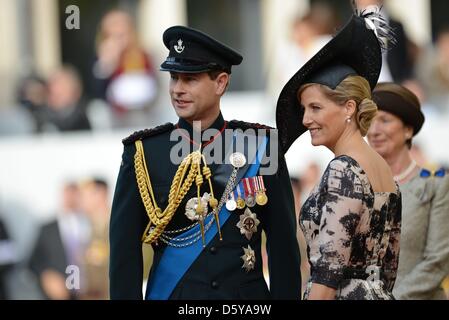 Großbritanniens Prinz Edward, Earl of Wessex und Sophie, Gräfin von Wessex ankommen für die kirchliche Trauung von Prinz Guillaume, erblicher Großherzog von Luxemburg und Gräfin Stéphanie de Lannoy an der Kathedrale Notre-Dame in Luxemburg-Stadt, Samstag, 20. Oktober 2012. Foto: Frank May / Dpa +++(c) Dpa - Bildfunk +++ Stockfoto