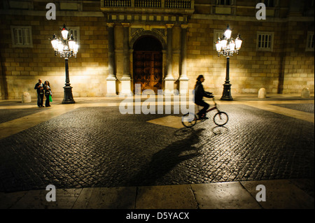 eine Frau mit dem Fahrrad vor der katalanischen Regierung, Barcelona, Spanien. Stockfoto