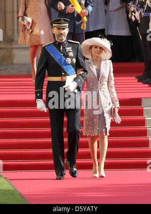 Kronprinz Felipe und Kronprinzessin von Spanien sind die Kathedrale nach dem religiösen Hochzeit von Prinz Guillaume, erblicher Großherzog von Luxemburg und Gräfin Stéphanie de Lannoy an der Kathedrale Notre-Dame in Luxemburg-Stadt, Samstag, 20. Oktober 2012 verlassen. Foto: RPE-Albert Nieboer / Niederlande, Stockfoto