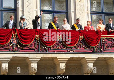 Erbliche Großherzog von Luxemburg und erbliche Großherzogin Stéphanie (L-R) Prinz Louis, Prinzessin Tessy, Prinz Felix, Großherzog Henri, Großherzogin Maria Teresa, Prinzessin Alexandra, Prinz Sebastian auf dem Balkon der großherzogliche Palast nach ihre kirchliche Trauung in der Stadt Luxemburg, Samstag, 20. Oktober 2012. Ihr Brautkleid wurde von Designer Elie erstellt. Stockfoto