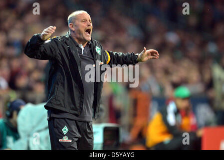 Bremens Trainer Thomas Schaaf Gesten an der Seitenlinie während der Fußball-Bundesliga zwischen Werder Bremen und Borussia Moenchengladbach im Weser-Stadion in Bremen, Deutschland, 20. Oktober 2012 entsprechen. Foto: CARMEN JASPERSEN Stockfoto