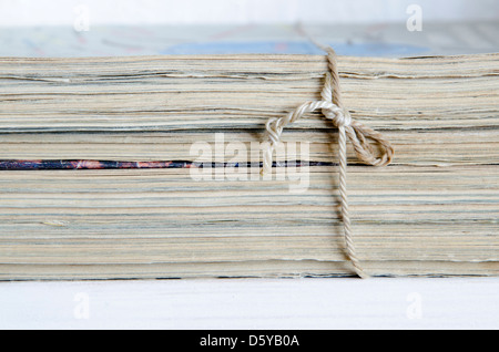 Oldtimer Zeitschriften Stack mit alten Bindfaden gebunden Stockfoto