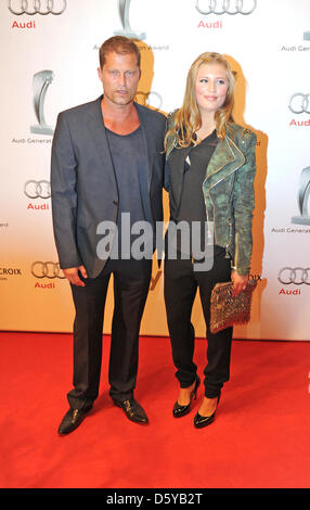 Deutsche Schauspieler Til Schweiger und seine Tochter Luna posieren auf dem roten Teppich bei den Audi Generation Awards in München, Deutschland, 20. Oktober 2012. Ausgezeichnet in den Kategorien Medien, Sport und Musik wurden junge Talente. Foto: Marc Müller Stockfoto