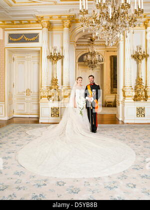 Ein Handout Bild zur Verfügung gestellt von der Pressestelle des Grand-Ducal Gericht am 20. Oktober 2012 zeigt Prinz Guillaume, Hereditary Grand Duke of Luxembourg (R) und Prinzessin Stephanie, erbliche Großherzogin von Luxemburg (L) posieren für das offizielle Foto am Grand-Ducal Palast, nach ihrer religiösen Trauung in Luxemburg-Stadt, Luxemburg, 20. Oktober 2012. EPA/GRAND-DUCAL COU Stockfoto