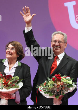 Bürgermeister von München Christian Ude (SPD) feiert seine Nominierung als Spitzenkandidat der SPD für den bayerischen Landtagswahlen 2013 nächsten ot seine Frau Edith von Welser-Ude an die bayerische Landesparteitag der SPD in Nürnberg, Deutschland, 21. Oktober 2012. Foto: DANIEL KARMANN Stockfoto