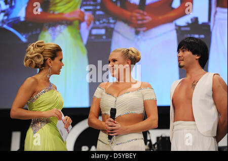 Niederländische Modell und TV host Sylvie van der Vaart (L-R) und ehemalige Turnerin Magdalena Brzeska und ihrem Tanzpartner Erich Klann sprechen auf der Bühne bei der Eröffnungsgala der Friseur Trend zeigen "Vision 2013" im Hotel Estrel in Berlin, Deutschland, 21. Oktober 2012. Loreal Professionnel Vertreter war der Gastgeber des Abends. Foto: Jens Kalaene Stockfoto