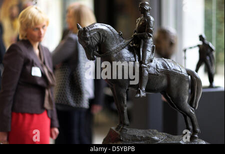 Ein Besucher sieht die Bronzeskulptur "Wladyslaw III. von Polen und Ungarn" (1929-30) von Edward Wittig während der Eröffnung der Ausstellung "Figura. Kunst aus der ersten Hälfte des 20. Jahrhunderts aus dem Bestand des nationalen Museum Szczecin "bei Barlach-Atelierhaus in Güstrow, Deutschland, 22. Oktober 2012. Heute, die Präsentation der polnischen Provinz Pommern West in Mecklenburg-vor- Stockfoto