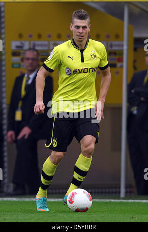 Dortmunds Lukasz Piszczek spielt den Ball in der deutschen Bundesliga-Fußballspiel zwischen Borussia Dortmund und FC Schalke 04 im Signal Iduna Park in Dortmund, Deutschland, 20. Oktober 2012. Foto: Kevin Kurek Stockfoto