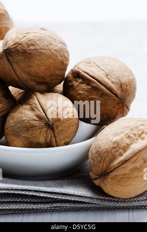 Walnüsse in einer Platte auf Tuch hautnah Stockfoto