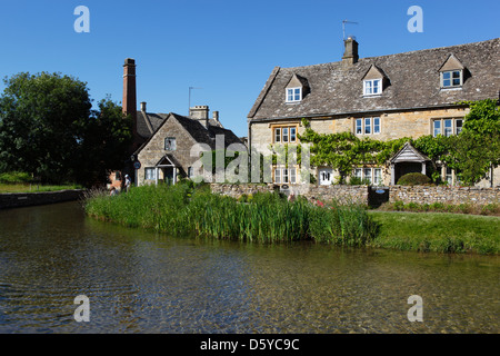 Cotswold Cottages und die alte Mühle am Fluss Auge Stockfoto