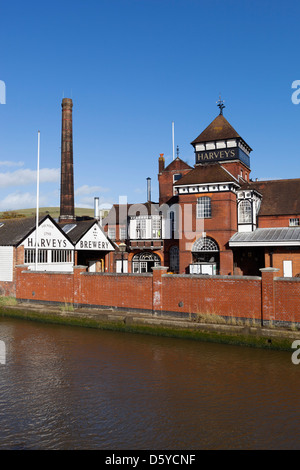 Die Harveys Brauerei am Fluss Ouse Stockfoto