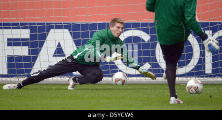 Hannovers Torwart Ron-Robert Zieler hat Teil Training bei AWD-Arena in Hannover, 4. April 2012. Hannover 96 spielen Atletico Madrid auf 5. April 2012. Foto: PETER STEFFEN Stockfoto