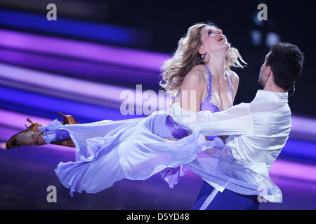 Deutsche Sängerin Stefanie Hertel und Tänzerin Sergiy Plyuta Peform während der Tanz show der Privatsender RTL "Let es Dance" im Coloneum in Köln, Deutschland, 4. April 2012. Foto: Rolf Vennenbernd Stockfoto