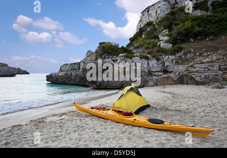 Kajak und Zelt. Cala Marmols. Insel Mallorca. Spanien Stockfoto