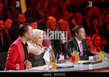 Die Jurymitglieder Roman Frieling (L-R), Maite Kelly, Motsi Mabuse und Joachim Llambi der Tanz show der Privatsender RTL "Let es Dance" im Coloneum in Köln, Deutschland, 4. April 2012. Foto: Rolf Vennenbernd Stockfoto