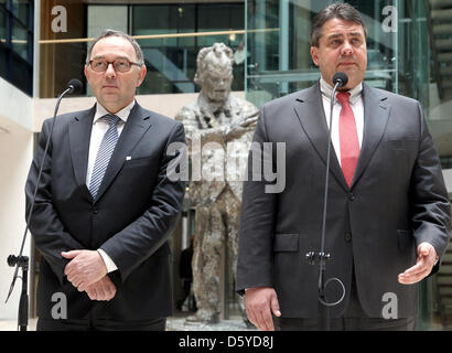 Geben Sie SPD-Vorsitzende Sigmar Gabriel (R) und Nordrhein-Westfalen Finanzminister Norbert Walter-Borjans, ein Statement in Berlin, Deutschland, 5. April 2012. Sie trafen sich mit Schweizer Wirtschaft Experten über die Meinungsverschiedenheit über das Steuerabkommen mit der Schweiz zu sprechen. Foto: WOLFGANG KUMM Stockfoto