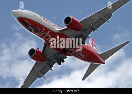 Datei - eine Archiv Bild vom 9. Juli 2009 zeigt ein Flugzeug der Fluggesellschaft Air Berlin in einem leicht bewölktem Himmel in Berlin, Deutschland. Airberlin kündigte die Verkehrszahlen für März 2012 am 5. April 2012. Foto: Arno Burgi Stockfoto