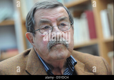 Nobelpreis für Literatur Laureatus Guenter Grass ist in seinem Arbeitszimmer in Behlendorf, Deutschland, 5. April 2012 abgebildet. Einen Tag nach seinem umstrittenen Israel Gedicht "Sueddeutsche Zeitung" Zeitung erschien Grass kommentiert zum ersten Mal auf das Gedicht und die Reaktionen, die es heute verursacht. Foto: MARCUS BRANDT Stockfoto