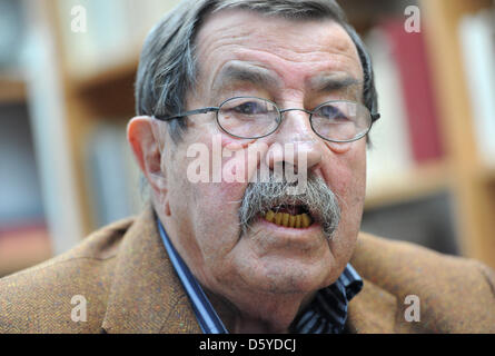 Nobelpreis für Literatur Laureatus Guenter Grass ist in seinem Arbeitszimmer in Behlendorf, Deutschland, 5. April 2012 abgebildet. Einen Tag nach seinem umstrittenen Israel Gedicht "Sueddeutsche Zeitung" Zeitung erschien Grass kommentiert zum ersten Mal auf das Gedicht und die Reaktionen, die es heute verursacht. Foto: MARCUS BRANDT Stockfoto