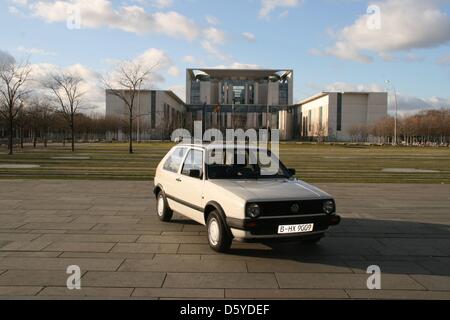 HANDOUT - eine undatiertes Handout-Bild zeigt einen VW Golf von 1990 vor dem Bundeskanzleramt in Berlin, Deutschland, 5. April 2012. Das Auto ist derzeit in den Kleinanzeigen auf Ebay angeboten und nach dem Fahrzeugschein an Bundeskanzlerin Merkel im Jahr 1990 registriert wurde. Merkel soll fünf Jahre lang das Auto gefahren haben. Ihr Ehemann übernahm das Auto Stockfoto