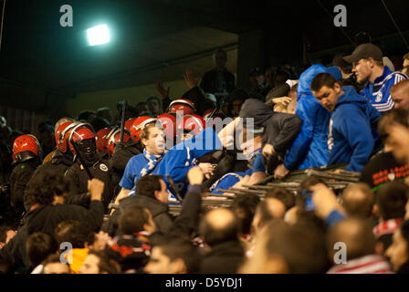 Bereitschaftspolizei und Schalke Fans sind auf der Tribüne während der UEFA Europa League Viertelfinale zweiten Bein Fußballspiel zwischen Athletic Bilbao und FC Schalke 04 am Estadio San Mamés in Bilbao, Spanien, 5. April 2012 zu sehen. Foto: Bernd Thissen Dpa +++(c) Dpa - Bildfunk +++ Stockfoto