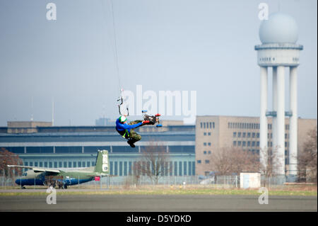 Datei - Datei Foto datiert 25. März 2012 zeigt Kitelandboarder Benjamin Kuhfahl in Aktion im Park Tempelhofer Freiheit in Berlin-Tempelhof, Deutschland. Foto: MARC TIRL Stockfoto