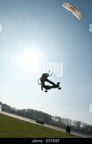 Datei - Datei Foto datiert 25. März 2012 zeigt Kitelandboarder Sebastian Engelhardt, wie er über ein Maedow des Parks Tempelhofer Freiheit in Berlin-Tempelhof, Deutschland fliegt. Foto: MARC TIRL Stockfoto