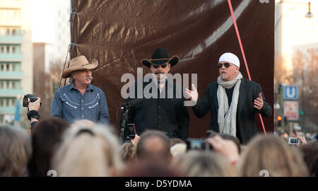 DJ Oetzi (R) und die Bellamy Brothers nehmen Teil in einem Flash-Mob auf dem Alexanderplatz in Berlin, Deutschland, 23. März 2012. Die uns Land Band The Bellamy Brothers und DJ Ötzi veröffentlicht ein Album mit dem Titel "Simply The Best". Foto: Jörg Carstensen Stockfoto