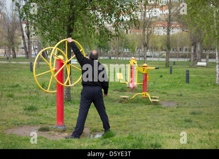 Person, die Arbeiten in einer freien öffentlichen Fitnesspark Stockfoto