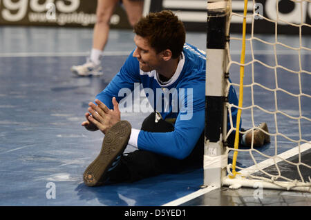 Dänemarks Torhüter Niklas Landin Jacobsen streckt seine Beine während der internationalen Handball-Spiel zwischen Deutschland und Dänemark in der Campushalle in Flensburg, Deutschland, 7. April 2012. Foto: Christian Charisius Stockfoto