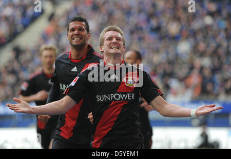 Leverkusens Andre Schuerrle (R) feiert sein 1: 1 Tor mit Michael Ballack bei der Fußball-Bundesligaspiel zwischen dem Hamburger SV und Bayer Leverkusen in Imtech Arena in Hamburg, Deutschland, 8. April 2012. Foto: Marcus Brandt (Achtung: EMBARGO Bedingungen! Die DFL ermöglicht die weitere Nutzung der Bilder im IPTV, mobile Dienste und anderen neuen Technologien erst frühestens Stockfoto