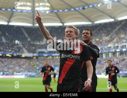 Leverkusens Andre Schuerrle (L) feiert seinen Treffer 1-1 Michael Ballack während der Fußball-Bundesligaspiel zwischen dem Hamburger SV und Bayer Leverkusen in Imtech Arena in Hamburg, Deutschland, 8. April 2012. Foto: Marcus Brandt (Achtung: EMBARGO Bedingungen! Die DFL ermöglicht die weitere Nutzung der Bilder im IPTV, mobile Dienste und anderen neuen Technologien erst frühestens Stockfoto